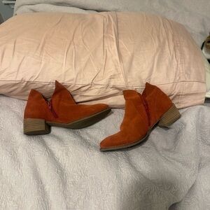 Seychelles Anthropologie Size 7.5 Orange Suede Slouchy Booties Like New